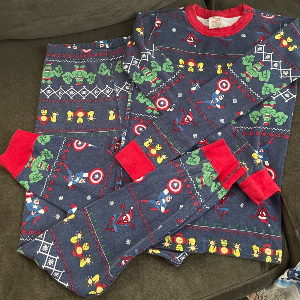 Hanna Andersson Marvel holiday pajamas - Size 150 (12)